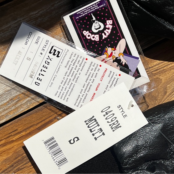 Betty Boop Ladies Leather Jacket - Black and Red - Picture 4 of 5